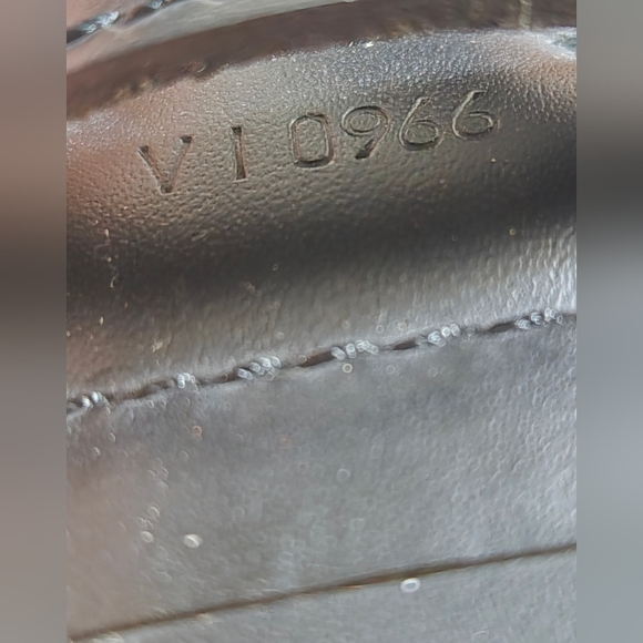 $2000 Authentic LOUIS VUITTON Epi Sac D'Epaule in Black. - Picture 15 of 17